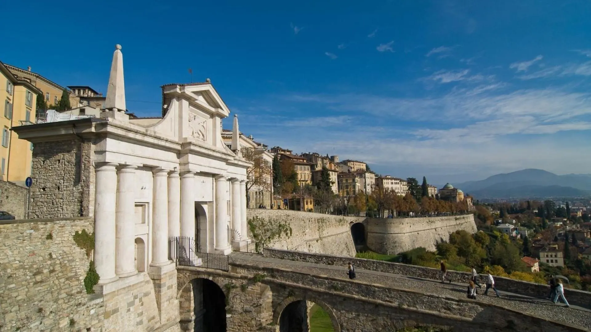 Central Luxury Apt W Garage Happy Home Bergamo Apartment